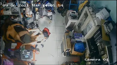 Vợ yêu chồng yêu nắc nhau trong của hàng máy tính