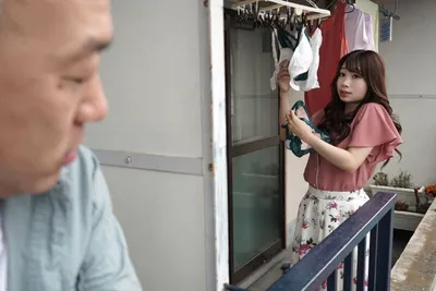 Gã nhà đối diện chuyên soi mói và cặp bà xã người chồng thường xuyên rên la quá to