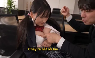 Trong suốt 3 năm, thầy giáo rèn luyện cô học trò ngực đẹp thành " bình chứa tinh"