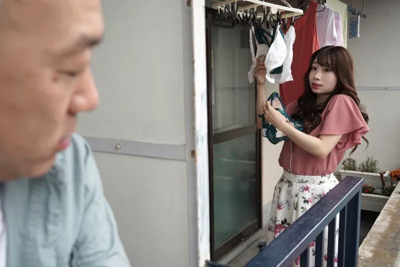 Gã nhà đối diện chuyên soi mói và cặp bà xã người chồng thường xuyên rên la quá to