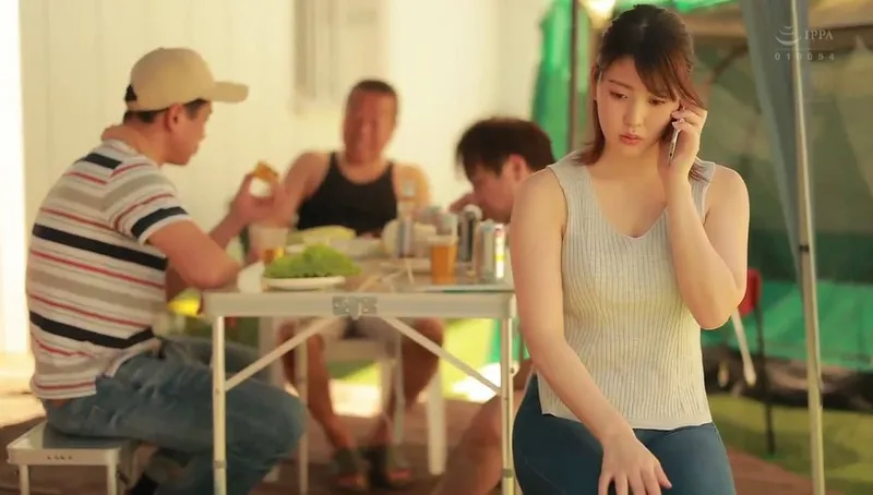 ông xã khờ để vợ tham gia sự kiện cắm trại với mấy gã cạnh bên nhà và cái kết