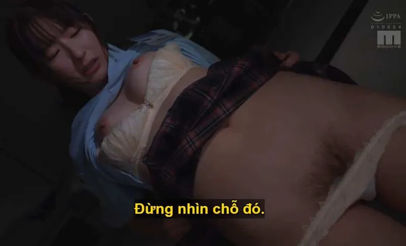Ông sếp lập mưu xxx cô nhân viên kiêu kỳ lười nhác, suốt ngày bận rộn tán gẫu tin nhắn cùng người yêu.